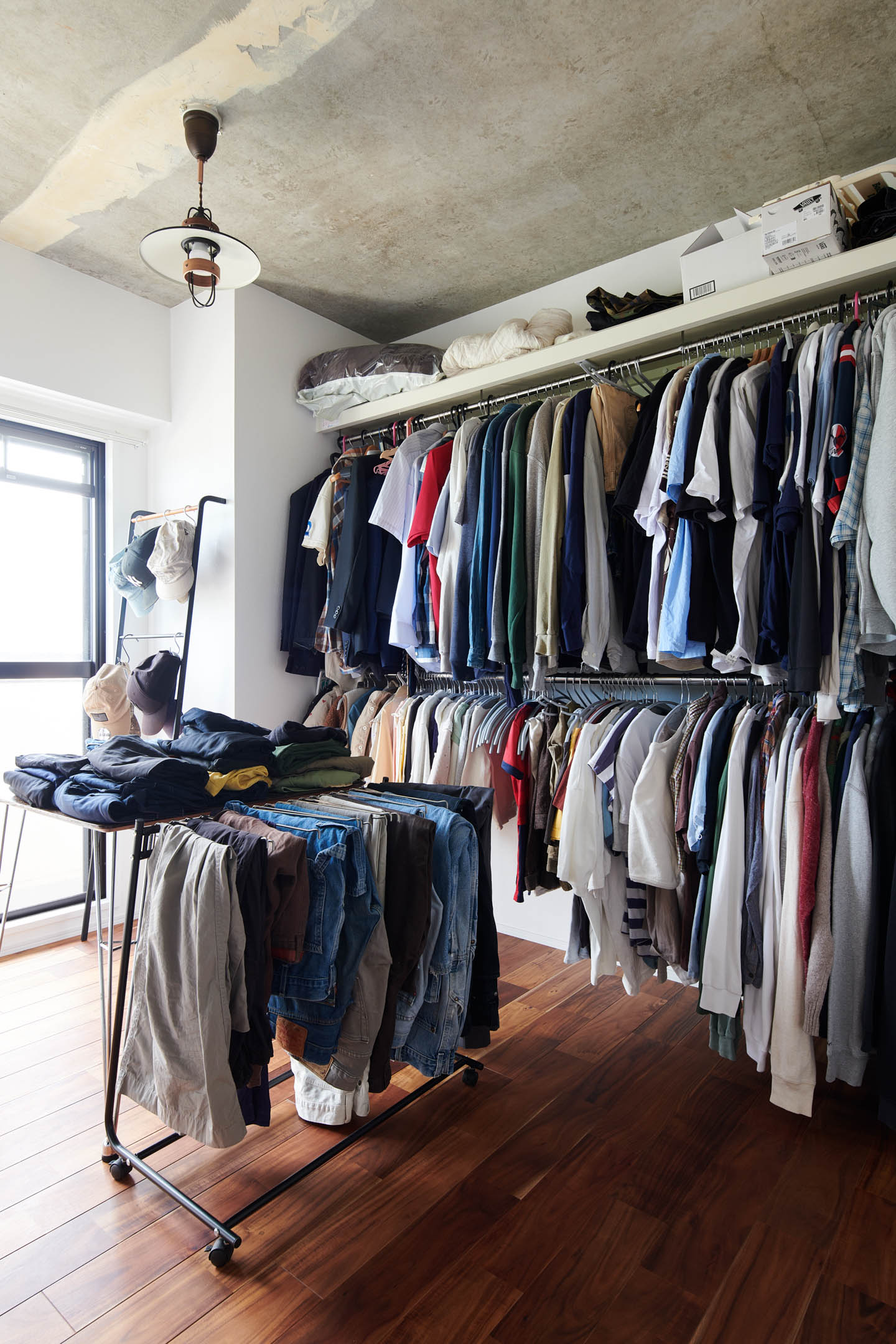 ウォークインクローゼットを設けたことで、衣類を畳む手間がなくなり時短になっているそうです。ここも天井を躯体現しにしています。