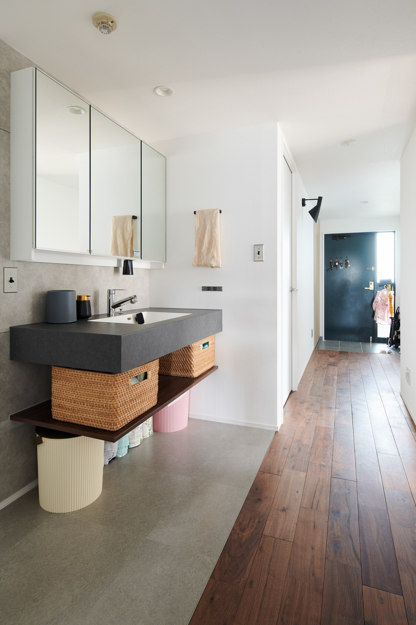 見た目の軽さと掃除をしやすくするためオープンな収納に。