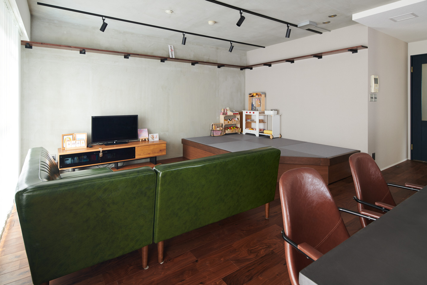 天井と壁一面の躯体現しはご主人がこだわったポイント。全体的にインダストリアルな雰囲気でまとめられています。