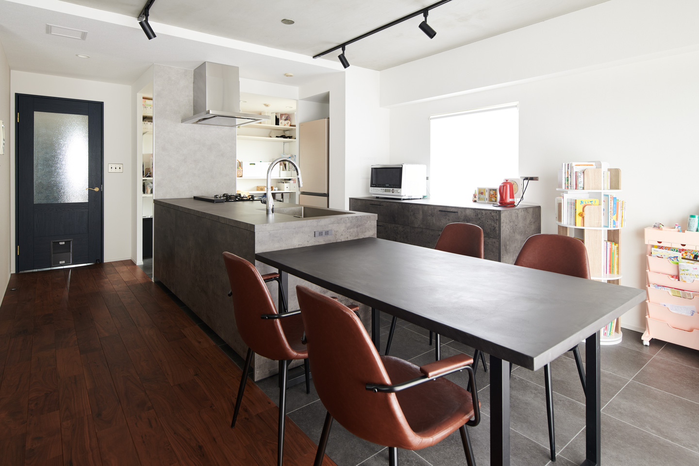 キッチンからパントリーを抜けて回遊できるようになっている。そのためパントリーは、キッチン用品や食材だけでなく、日常使いの物も収納されていて使い勝手がいい。