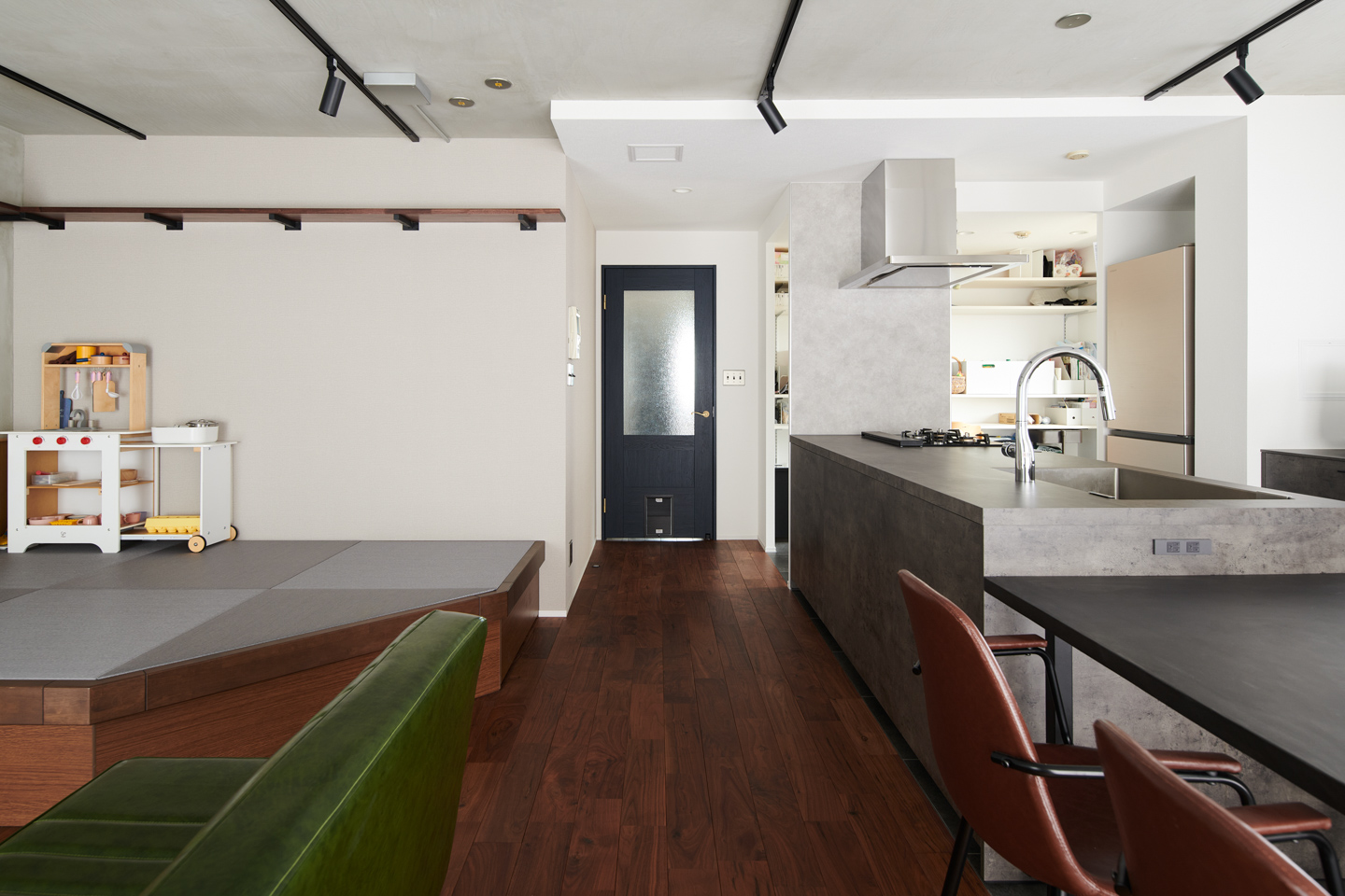 今後加わる予定の家族のために、リビングドアには猫用のトンネルを設置。