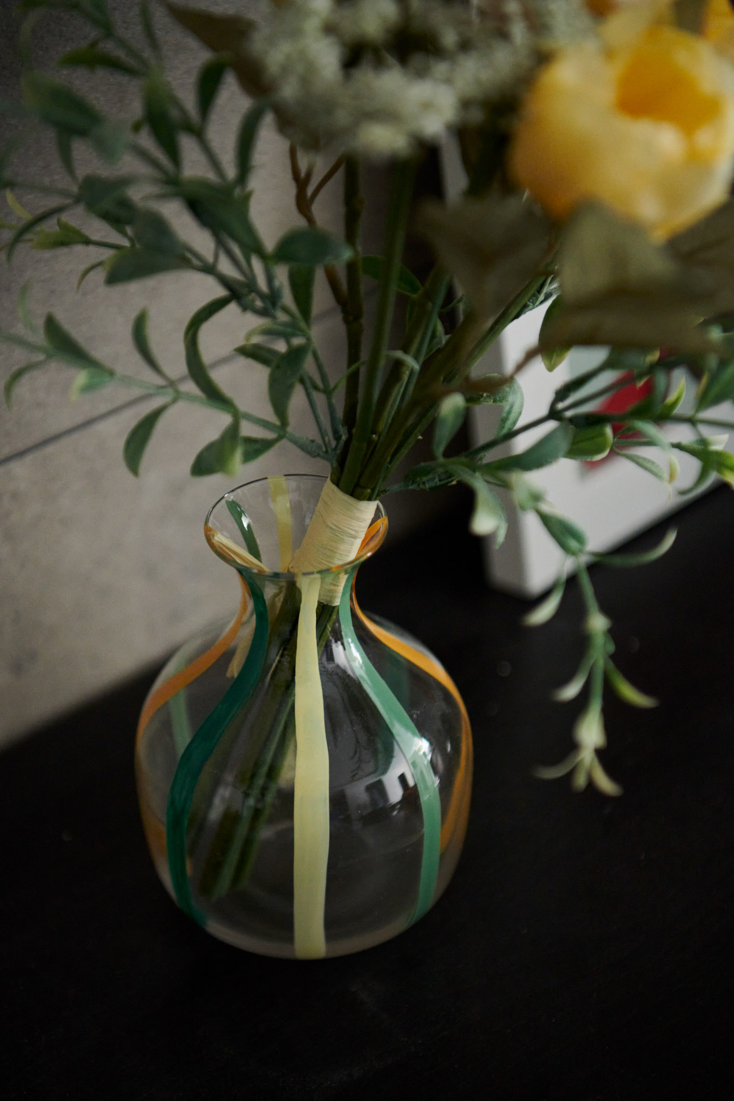 ホームパーティで飲み過ぎてしまったお友達からお詫びとしてプレゼントされた花瓶。「見ると思い出します（笑）」と奥さま。ご自宅の居心地がいい証拠ですね！