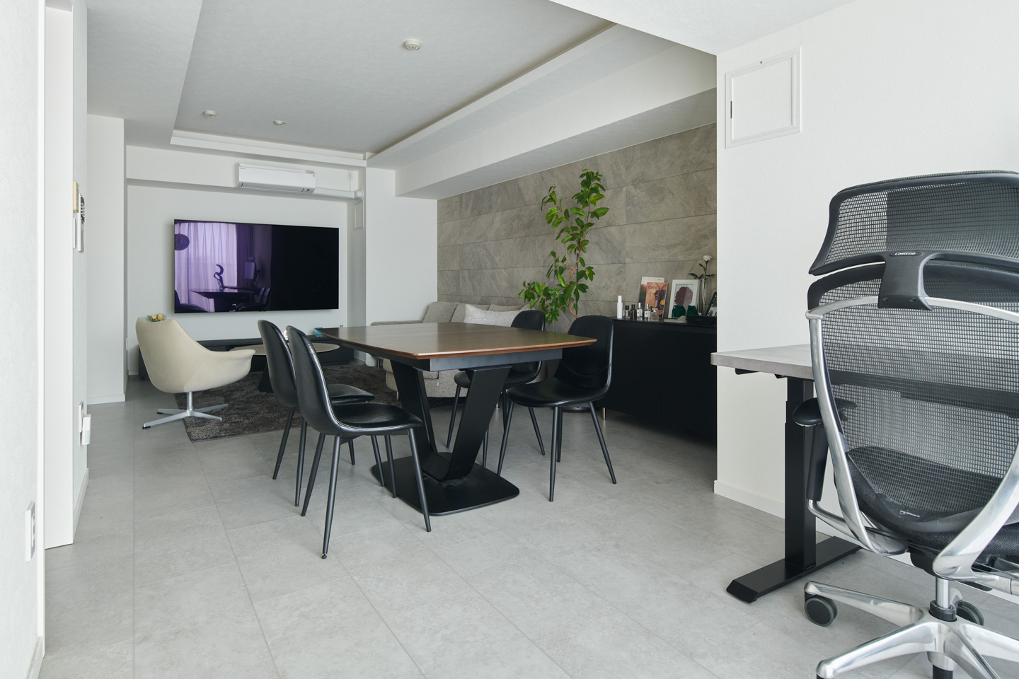 写真奥にあった和室を取り込んだことで余裕のある広々とした空間が生まれました。