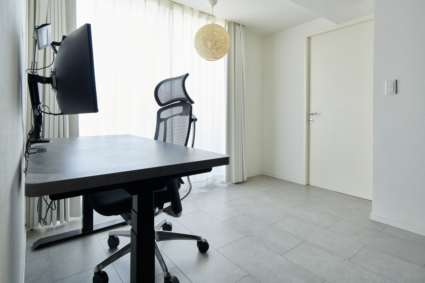 手前がご主人のワークデスクで、奥に見える扉が奥さまのワークスペース。