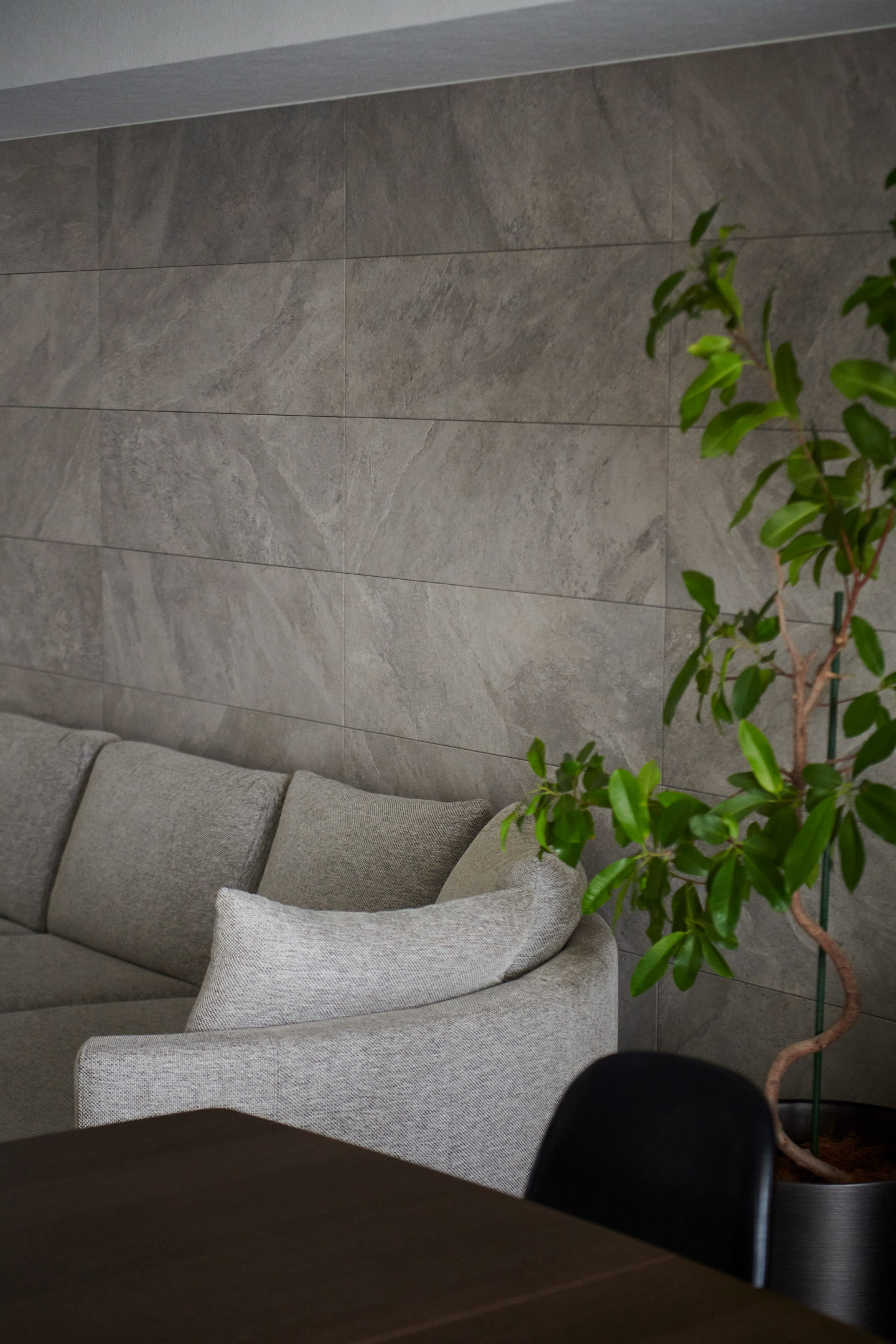 壁一面に貼られたエコカラットは、陰影でさまざまな表情を見せます。