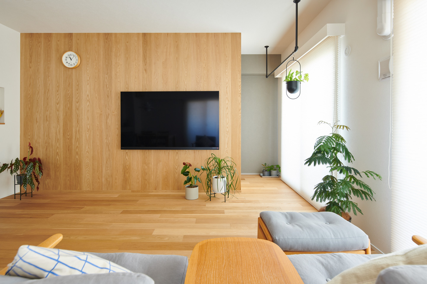 窓側から壁の裏に周ると収納スペースがあり、リビング・ダイニング側からは見えないようになっている。