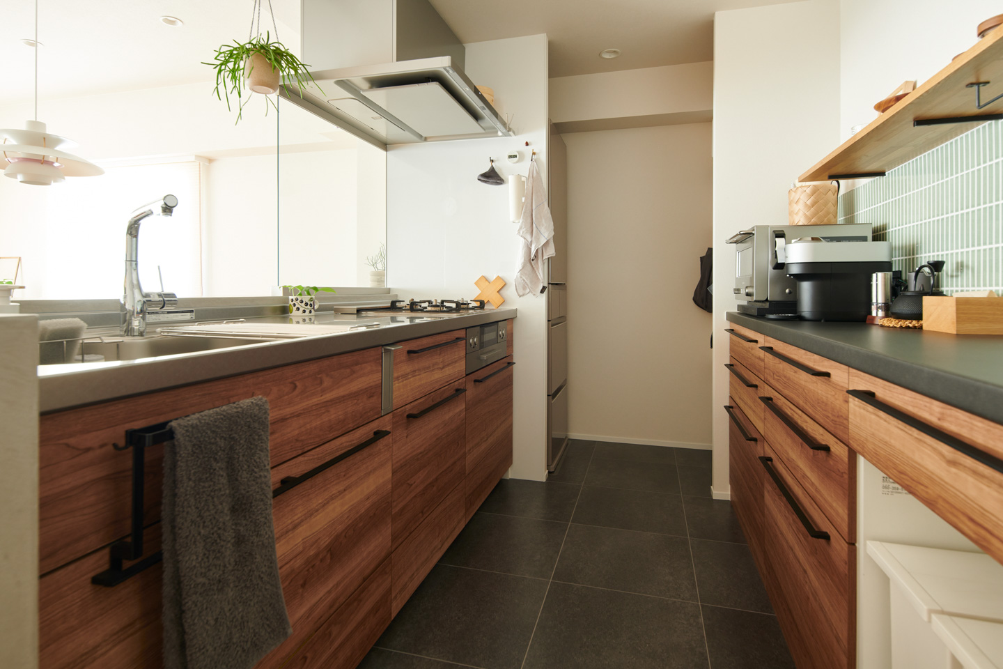 右奥がパントリーになっている。あるべき場所にあるべきものが納まり、動線も整理された。