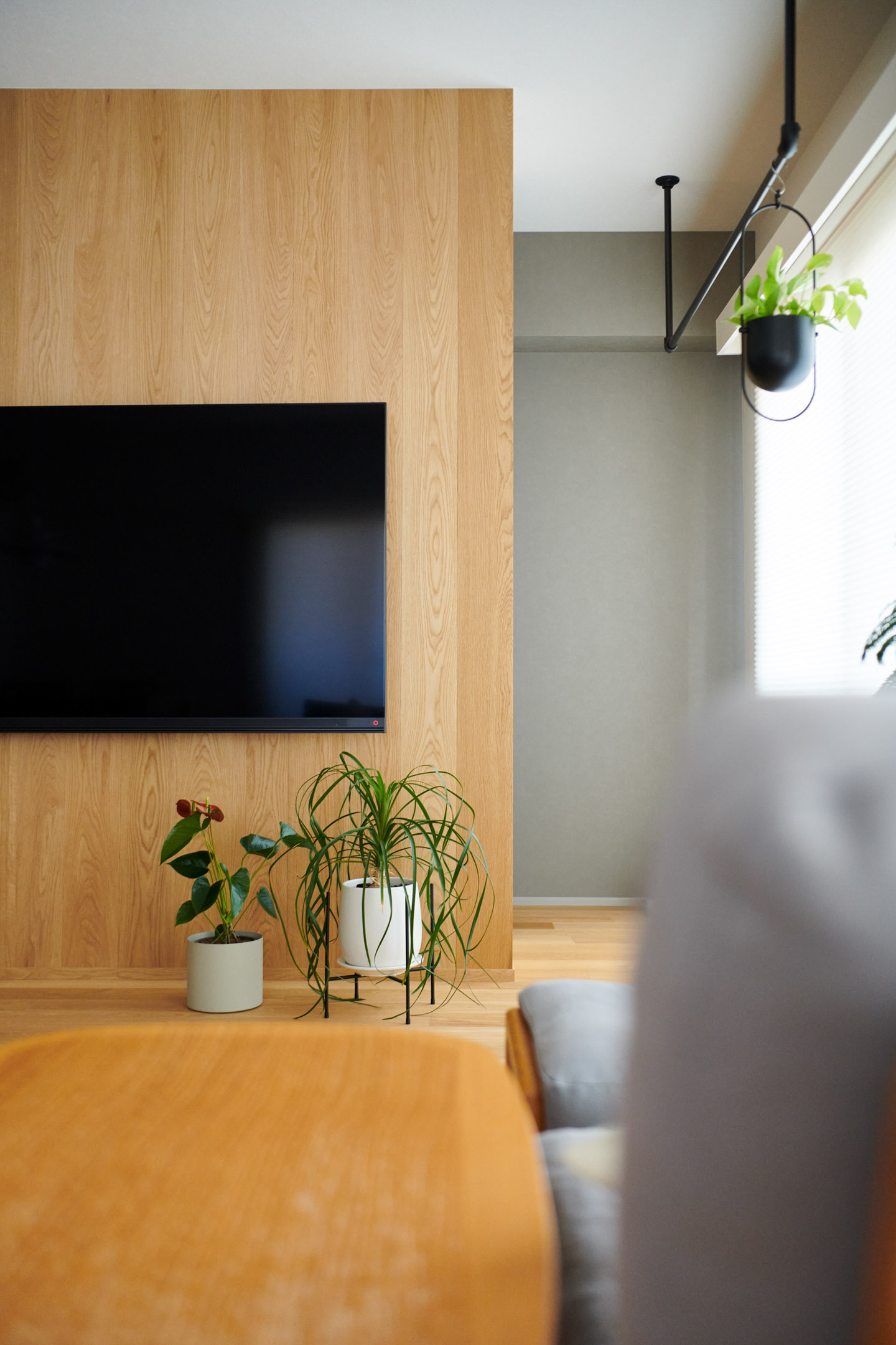 奥の壁一面がグレーのアクセントクロスになっているのもポイント。