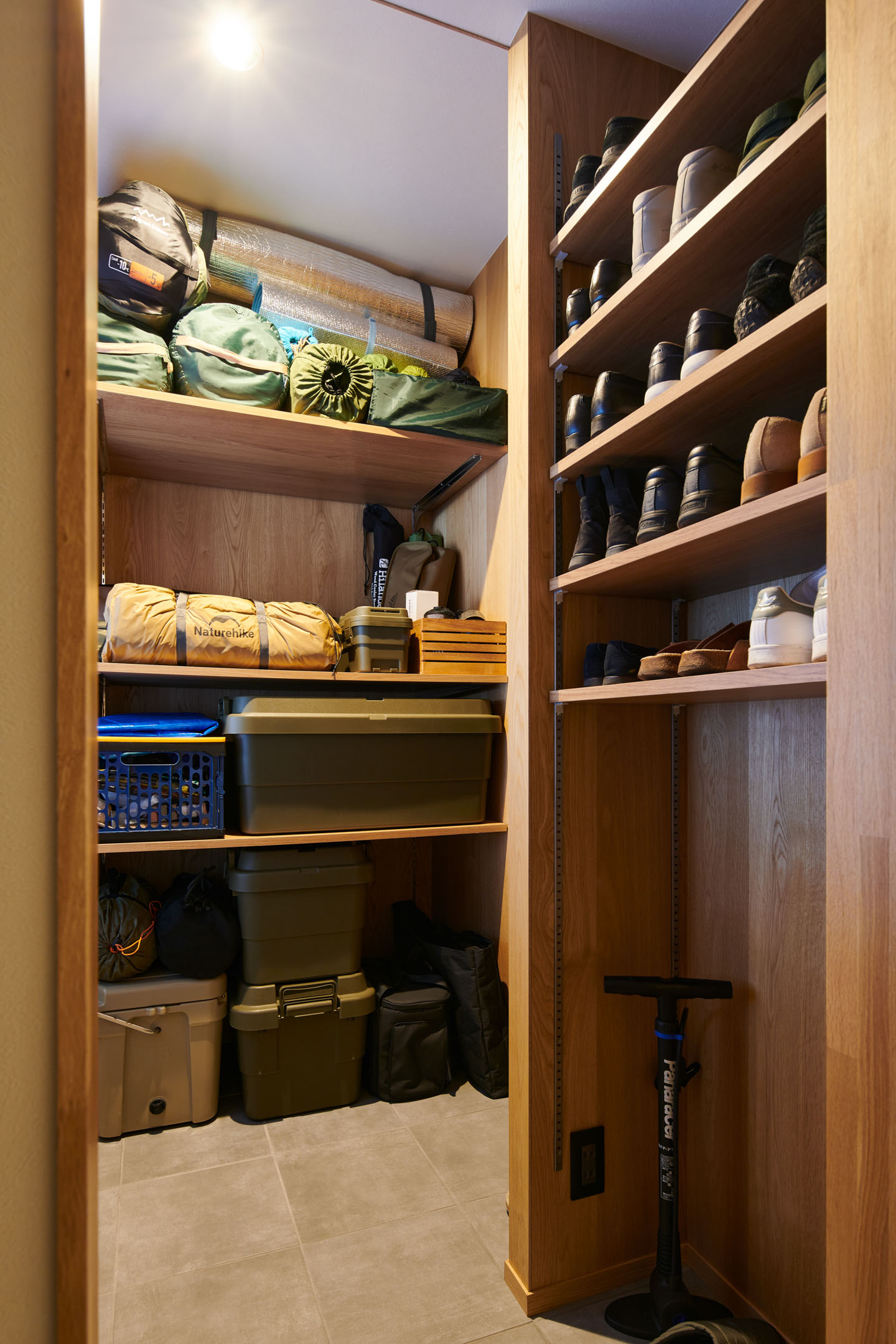 外で使ったものを室内に入れずに収納できるようになり、準備や片付けも容易になった。