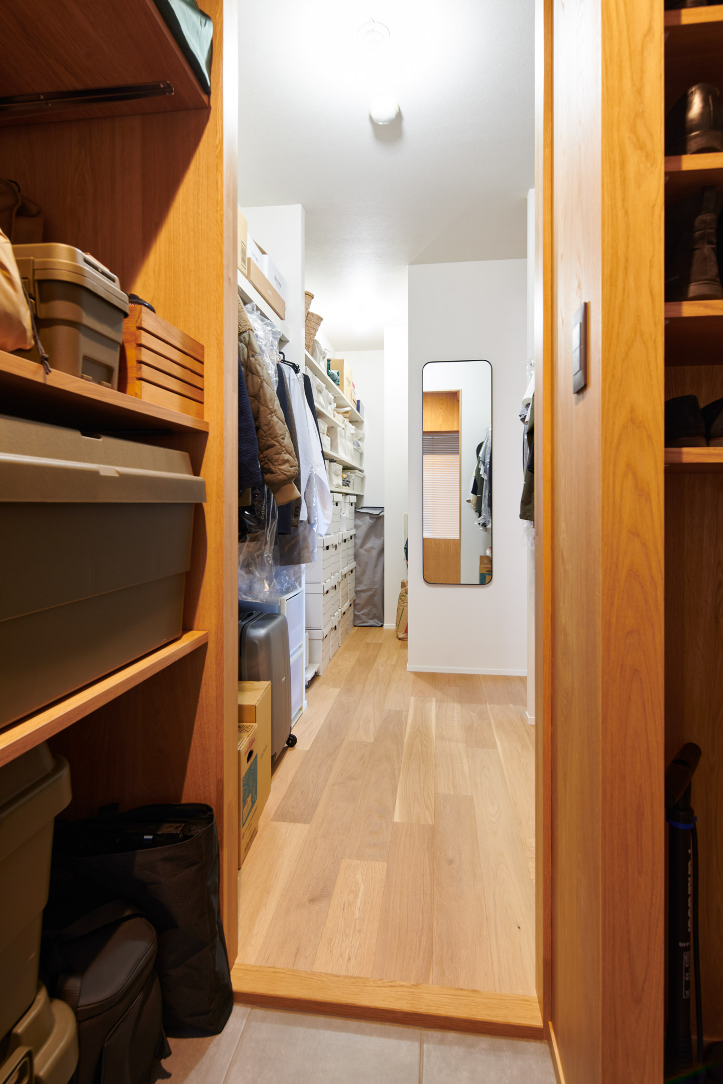 ウォークインクローゼットへの回遊は使い勝手だけでなく、空気を循環させる効果も。