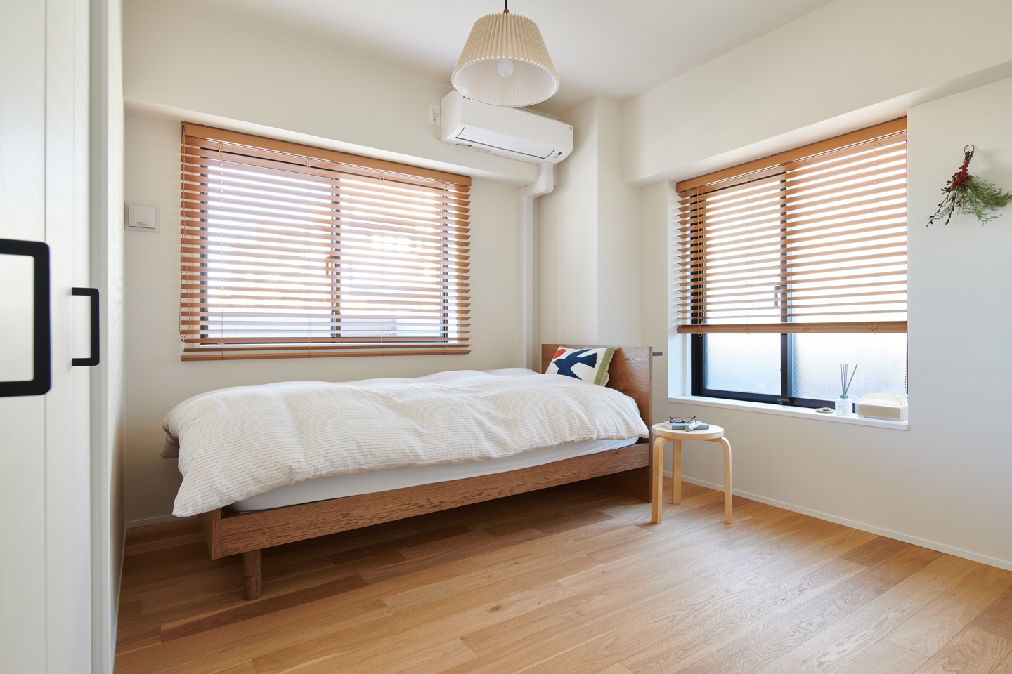 奥さまの寝室。クローゼットを挟んでご主人の寝室がある。