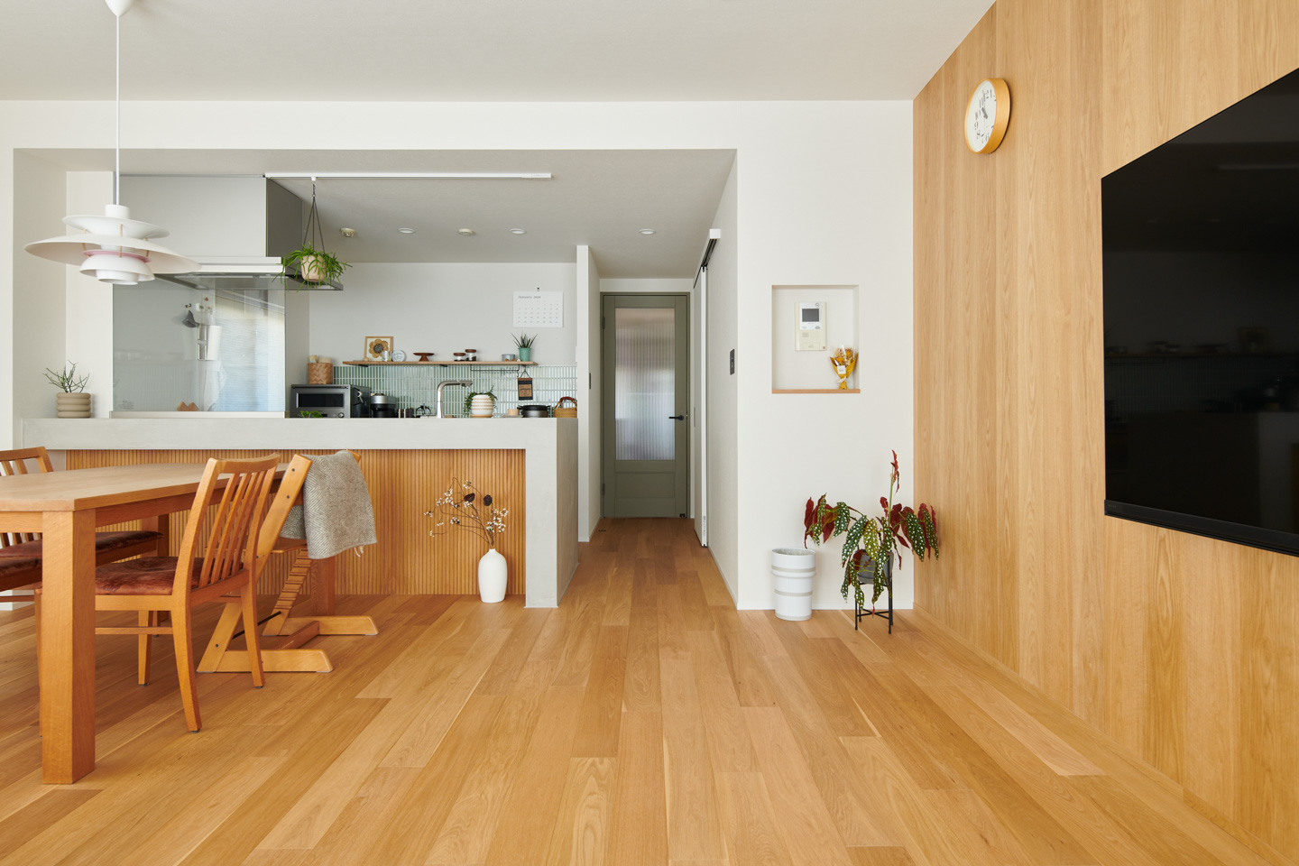 キッチンと廊下の天井にあった高低差をなくしフラットにしたことで、見た目がスッキリした。